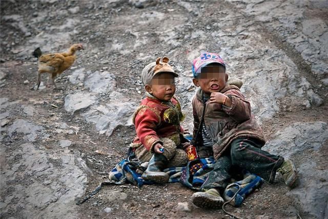 哥哥为抚养弟弟终身为娶,年老却遭弟媳嫌弃,弟的反应让他傻了眼