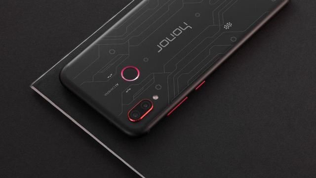 荣耀Play隐藏卖点揭露,性价比反超小米8 SE