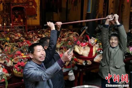 浙江淳安朱熹后裔举行“猪头祭祖” 缅怀祖先