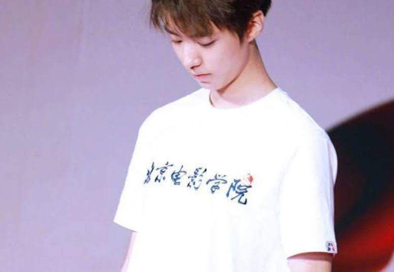 王俊凯现身北京理工大学,却被身后棕色风衣帅