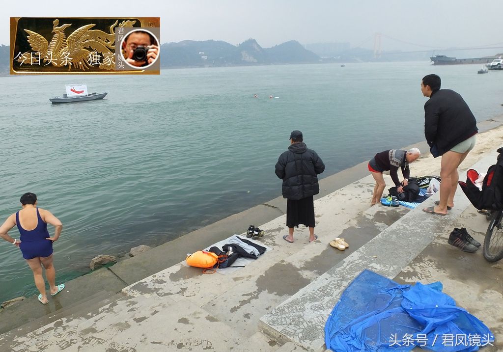 湖北宜昌:冬泳者在长江中游泳!自带帐篷遮寒风,大爷测水温!