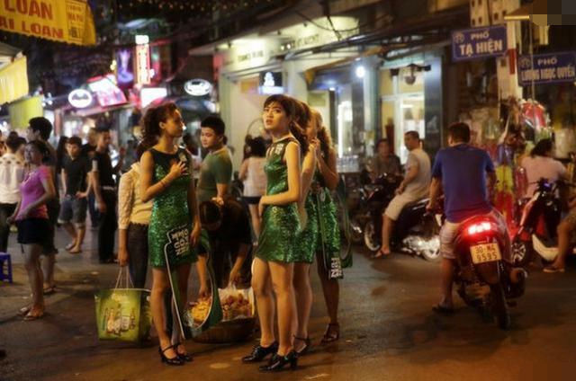 越南街头穿着暴露的美女，简直颠覆了中国游客对越南女孩的印象!