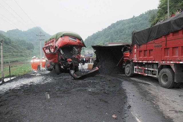 路上开车需注意，最好不要跟这5种车