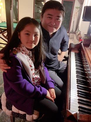 李湘晒女儿王诗龄和刘欢一起弹钢琴合影,网友