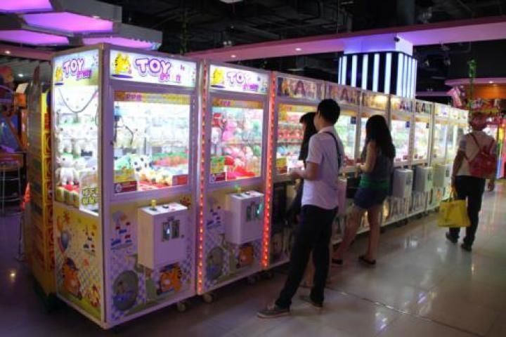 小游戏大套路 玩抓娃娃机小心掉进成瘾陷阱