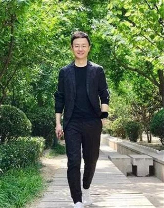 央视 quot;新国脸 quot;刚强,月亮姐姐做媒,娶2婚主持人春妮,儿子叫刚好