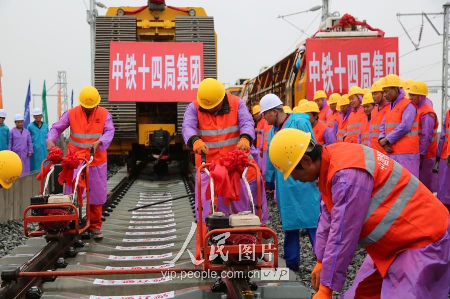 内蒙古首条连接东北地区的高铁钢轨全线铺通