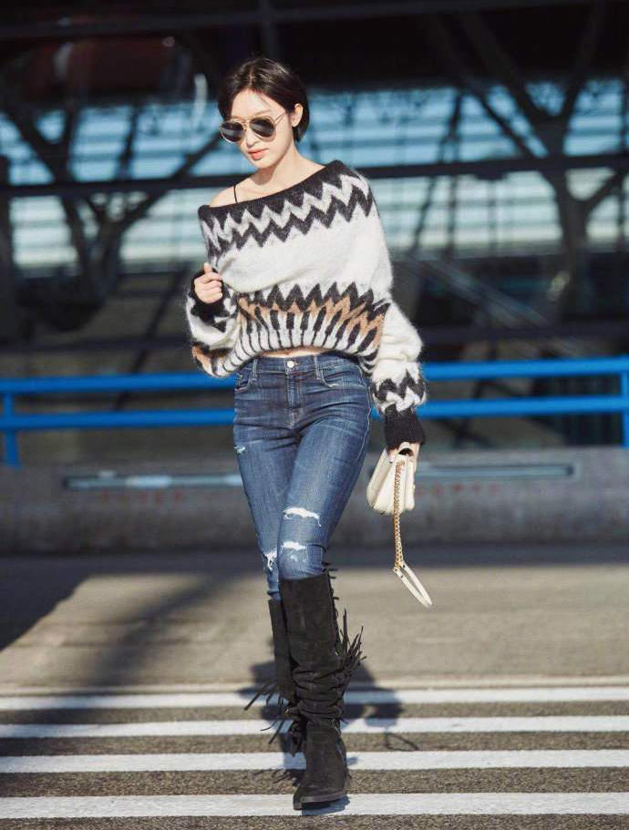 张俪晒街拍 短发红唇帅气迷人 露肩毛衣秀锁骨