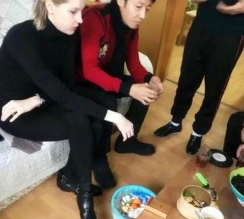 撒贝宁和老婆罕见同框,李白皮肤白皙颜值高,两