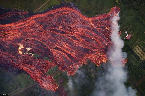 夏威夷基拉韦厄火山喷发瞬间成“火海” 吞噬建筑群数千人紧急撤离
