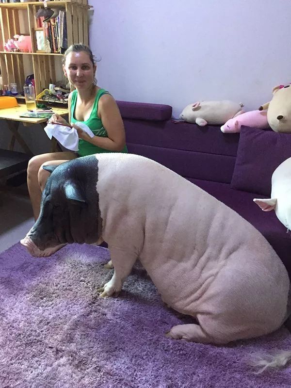 今天凌晨临平某小区楼顶,一男子疑似练瑜伽时