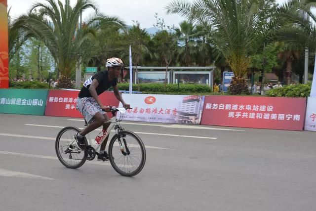 2018中国环四川国际自行车联赛宁南鸣枪 车在