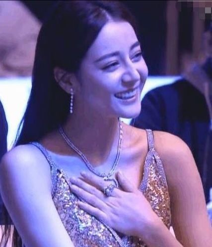 迪丽热巴出席活动频频捂胸，得知真相后，网友：粉定她了！