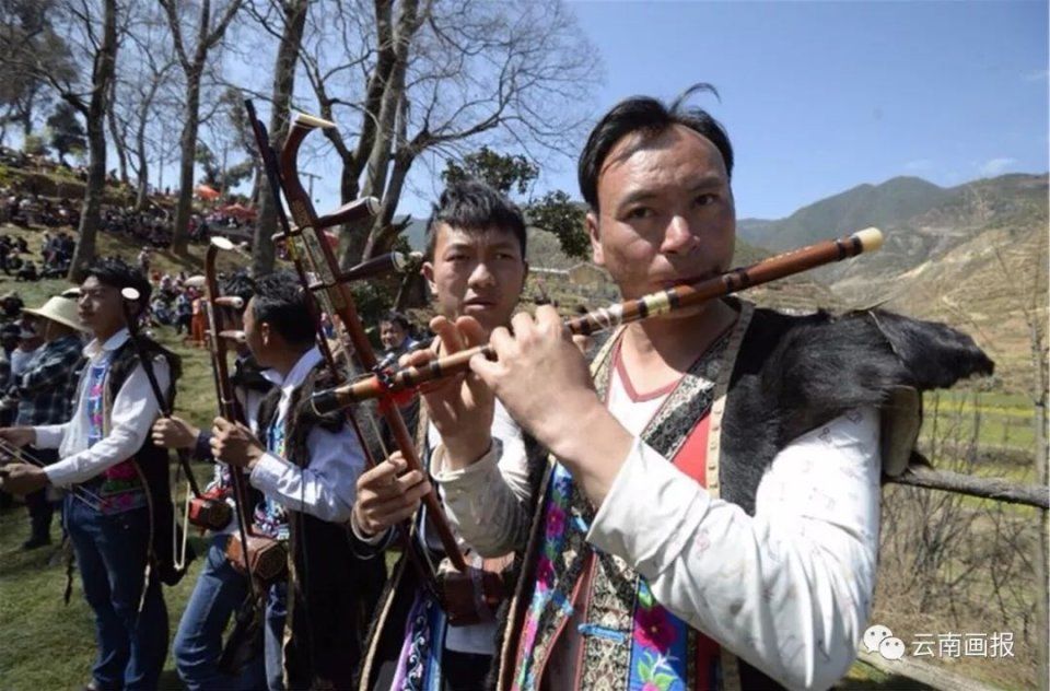 数万人在正月十五涌入永仁深山 见到了摄人心魄的一幕