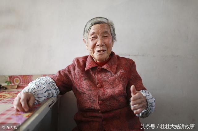 婆婆不待见我，她过60大寿我给5千，手机屏幕一亮，我再加1万