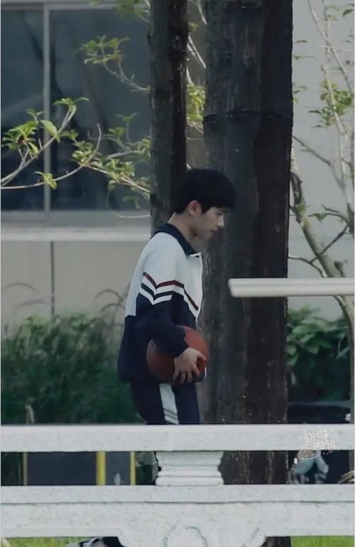 《你是我的荣耀》最新路透，杨洋热巴青春洋溢，穿校服无违和感