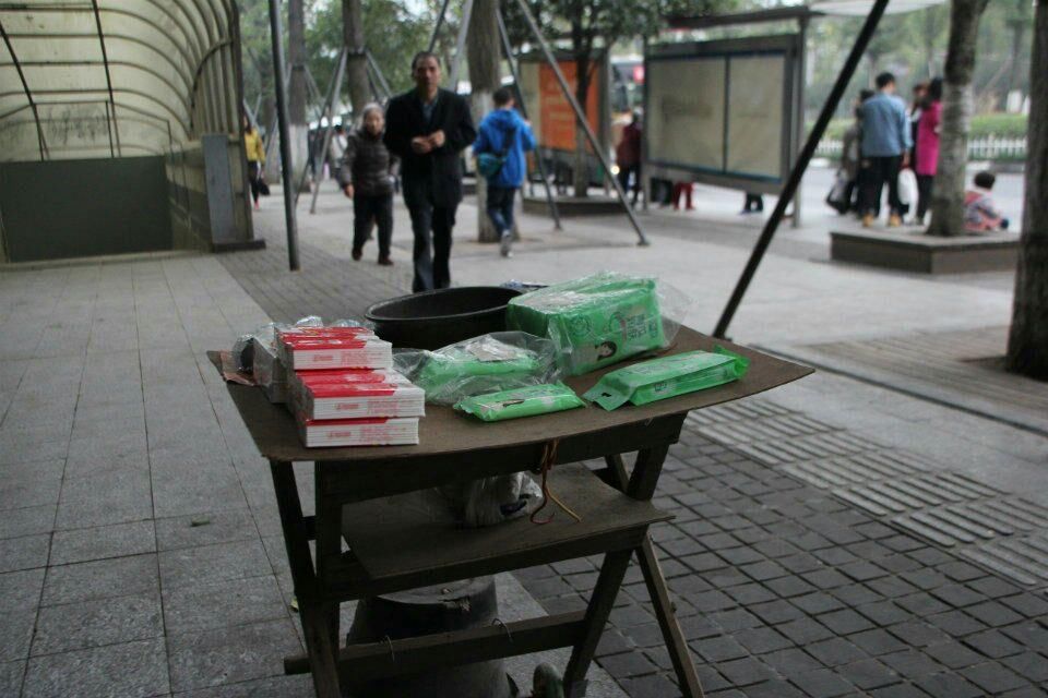 重庆街头“无人雨伞摊”考验诚信，市民买雨伞买纸巾全靠自觉