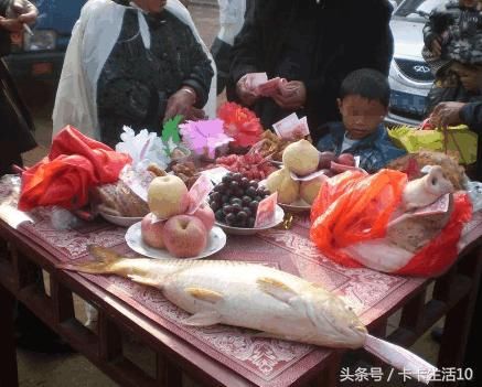 父亲下棺时,媳妇一直在哆嗦,儿子指了指棺材,男子顿时跪地痛哭