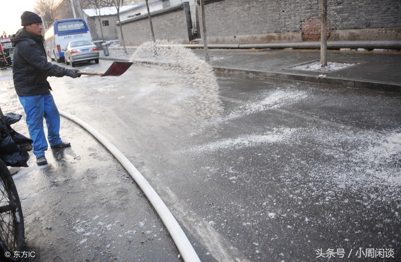 消防员前往餐馆灭火,工作人员向路面撒盐