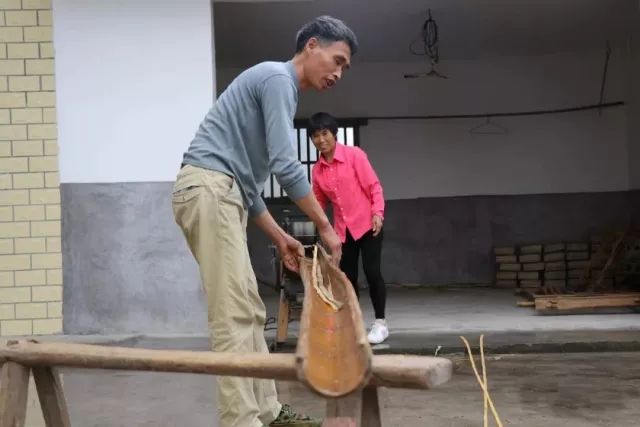 “老公，我就是你的眼”，夫妻俩走过了风风雨雨25年