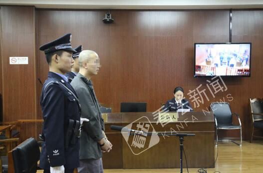 快递小哥无证驾驶电动摩托车撞伤人 以交通肇