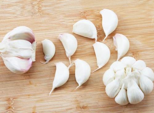 吃完大蒜一小时内,最好别去碰此种食材,看完告
