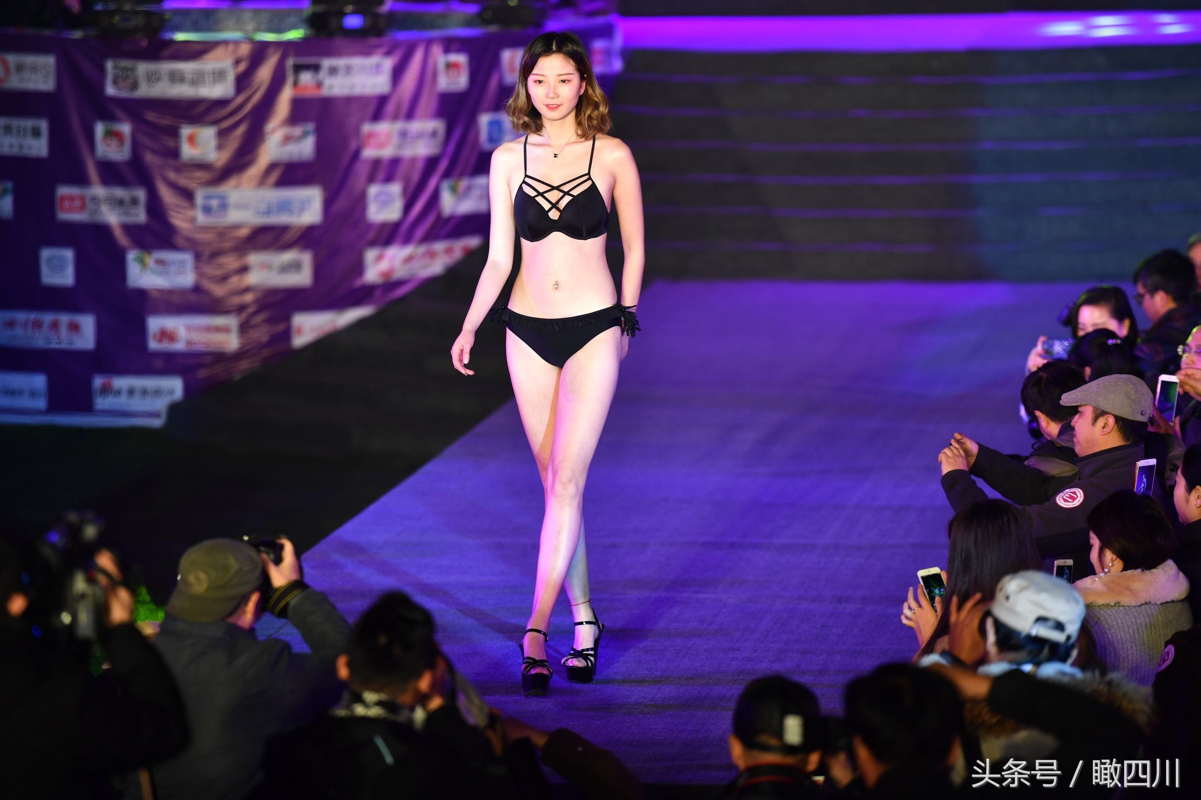 模特儿冒严寒穿比基尼露天走秀，有人摔倒有人在后台冷得发抖_【今日爆点】