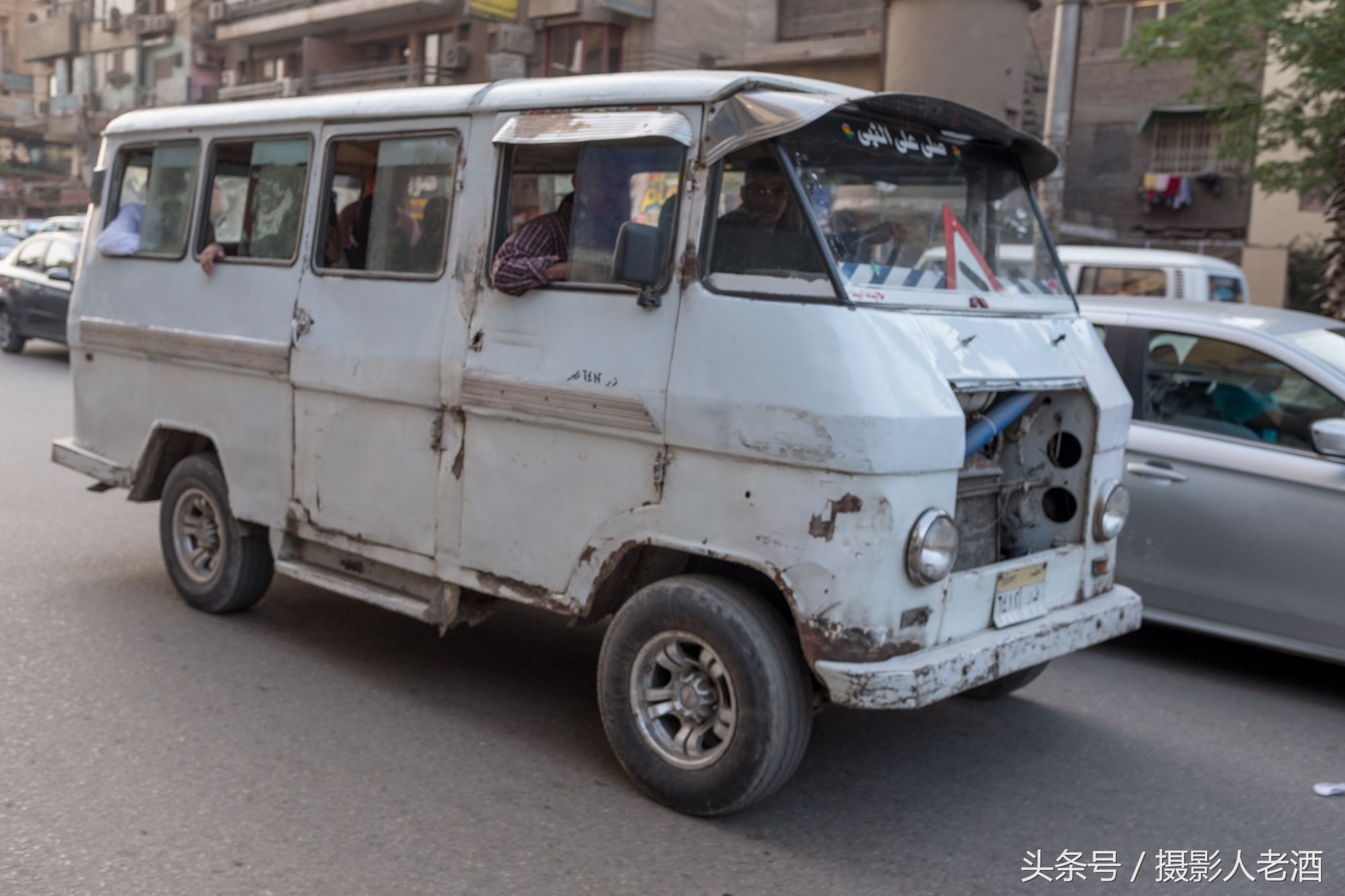 埃及街头汽车实拍:五十年前的车还在路上跑，破成这样还当客车