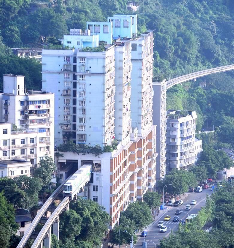 重庆轨道交通2号线的穿楼过 有考虑过列车脱轨