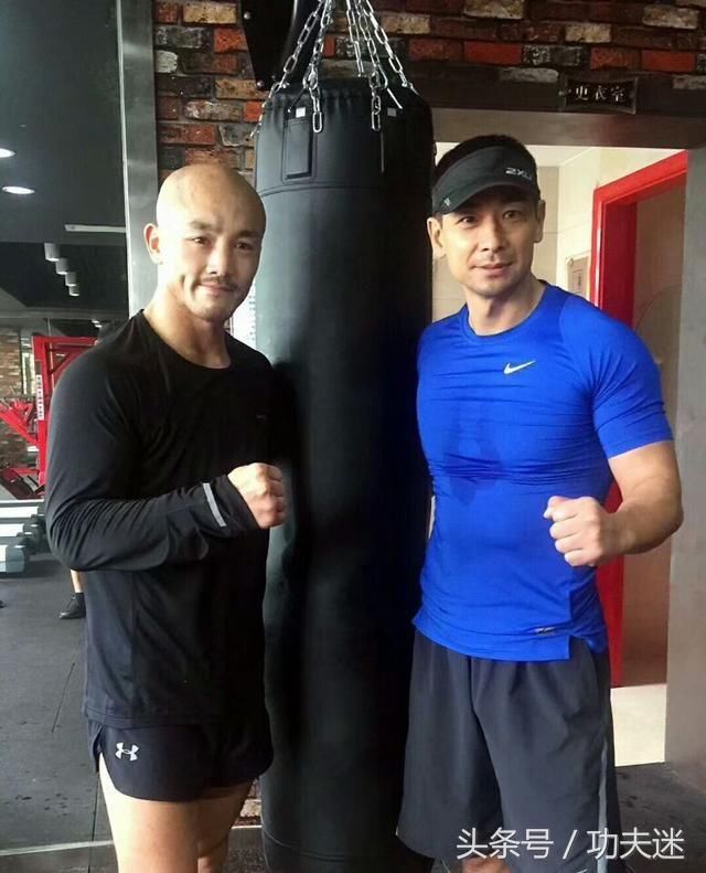 传奇巨星播求换了新发型,拳脚不离手,磨刀霍霍