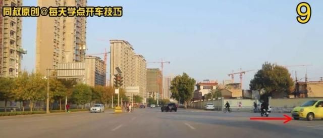 路口黄灯持续闪烁