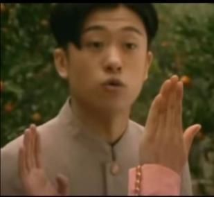 亲妈是制片人，干妈是知名导演，有演技有颜值他却平淡存在了20年