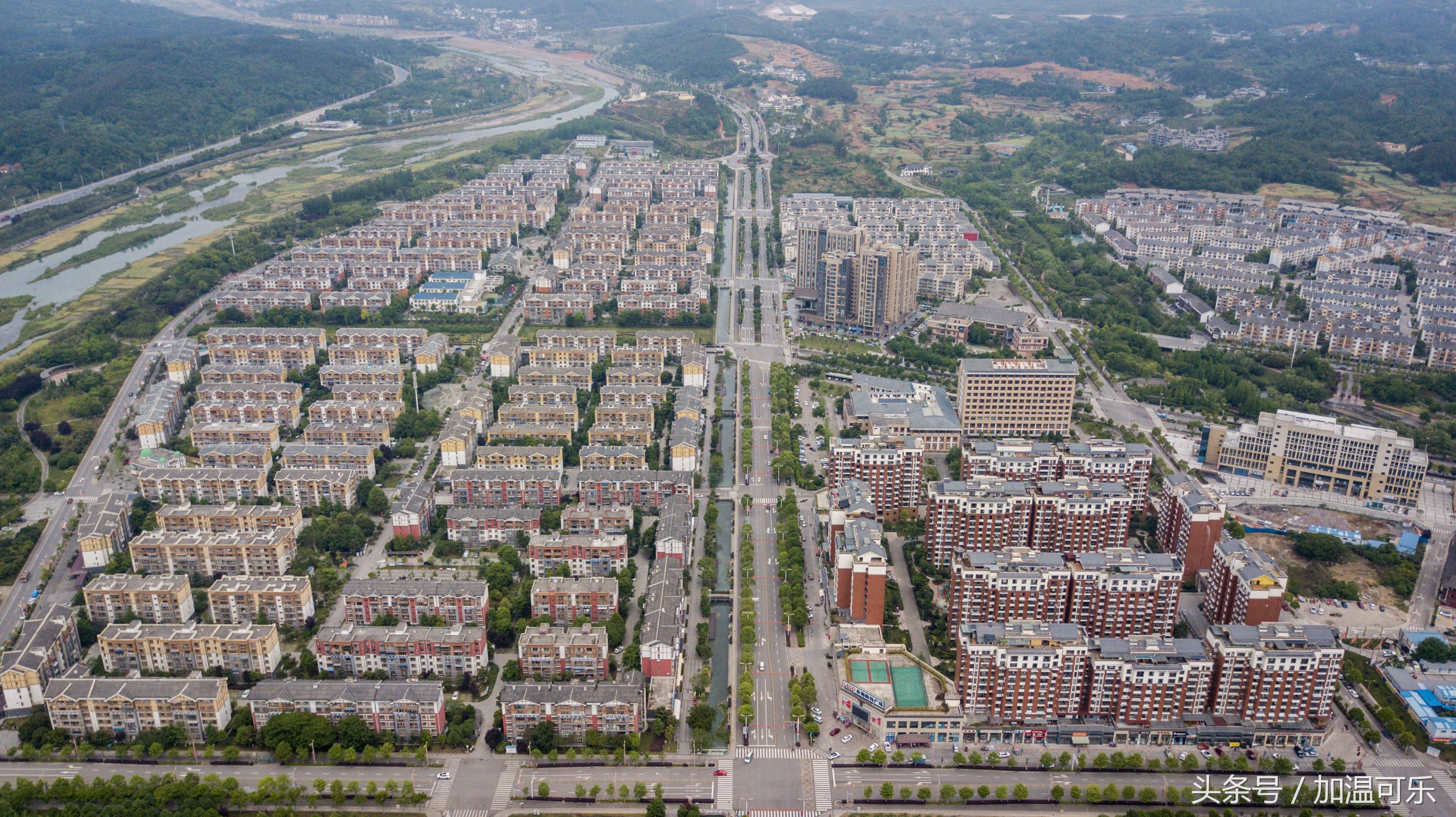 航拍汶川地震后新老城对比 映秀最美、北川宜