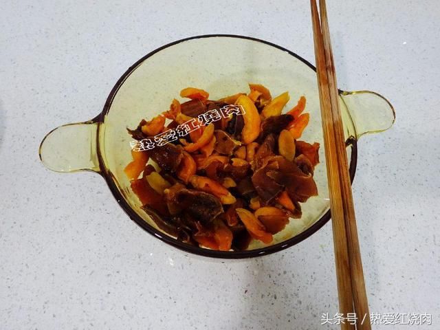 莲藕别总炒着吃了,换个做法冰凉爽口酸甜开胃,来做客的都爱吃!