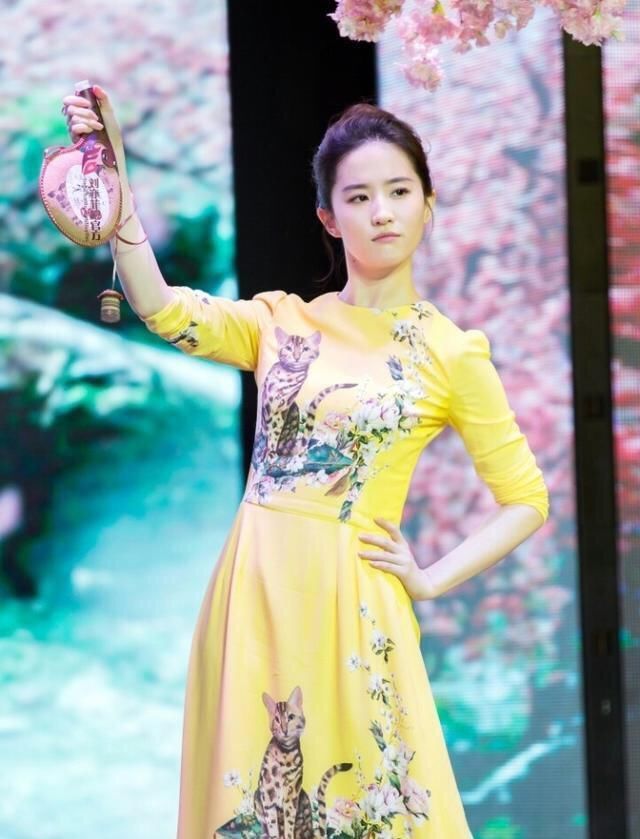 张慧雯和刘亦菲穿同款黄色连衣裙,你被谁的气