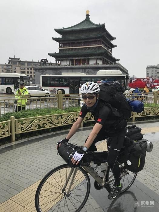 “中裕骑士”踩单车环游世界 目标是5年骑行9万公里
