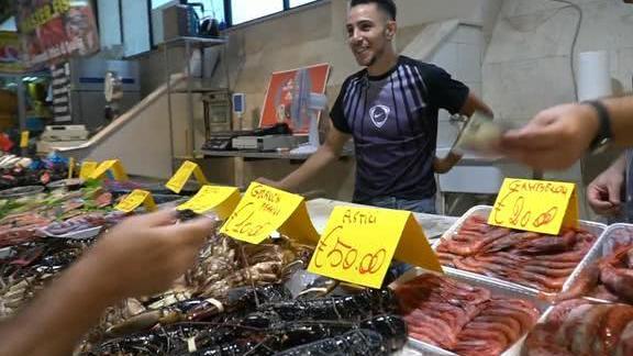 逛意大利海鲜市场,买了2只龙虾5只螃蟹,结账时