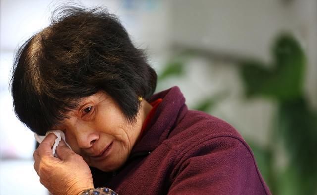 女儿出嫁3个月没给我打电话,我去她婆家,推开门我泪流满面!
