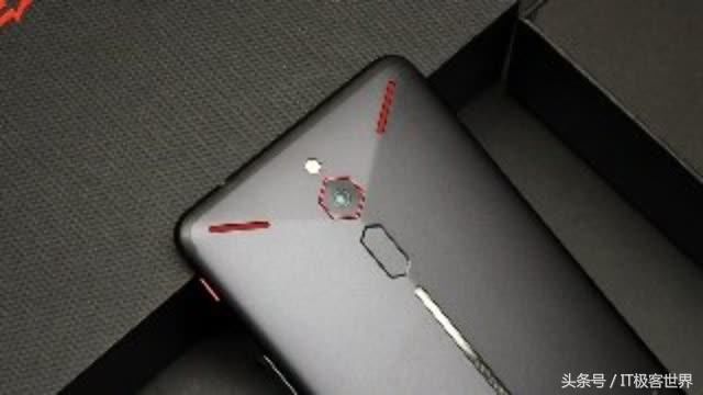 努比亚红魔游戏手机开箱,唯一遗憾 少了手柄