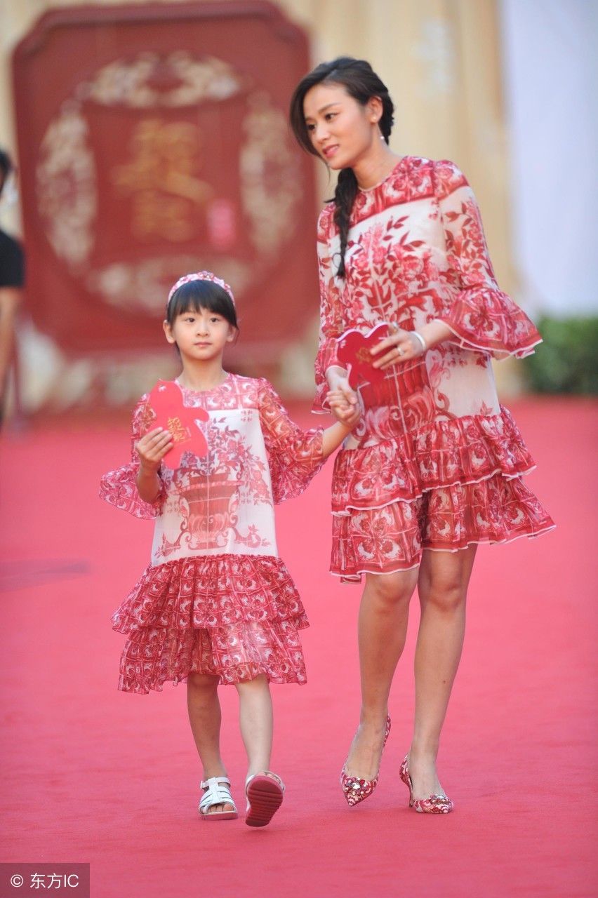 叶一茜森碟现身红毯,母女装扮实在太美了,网友:又想骗图片