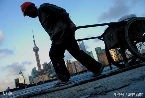 父亲替战友养二十年孩子不管我,我结婚他当众