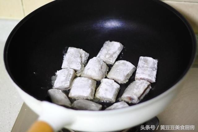 带鱼这么做，皮酥肉嫩，酸甜可口，孩子吃完还要再吃