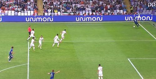 GIF-亚洲杯超神奇一幕!伊朗5人围住裁判,日本趁