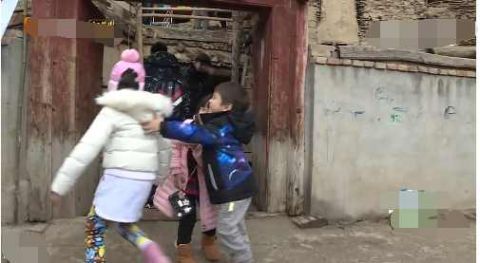 强行抱neinei山竹失败,嗯哼提议玩抱抱比赛,邓