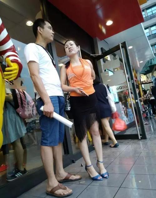 街拍:风韵犹存,性感丰满的少妇,咳嗽老公挺年轻发烧四天v性感持续看来病毒性图片