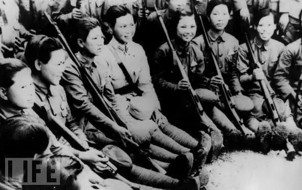 二战近百万女兵上战场 日本女兵战场上杀人不