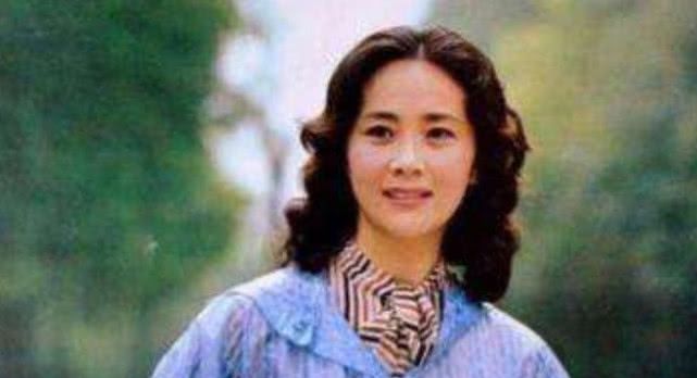 曾和赵忠祥搭档主持春晚,两婚两离吞药轻生,今定居国外安享晚年 龙8国际PT平台