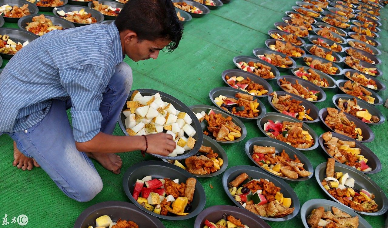 巴基斯坦卡拉奇的穆斯林斋月期间,人们在路边