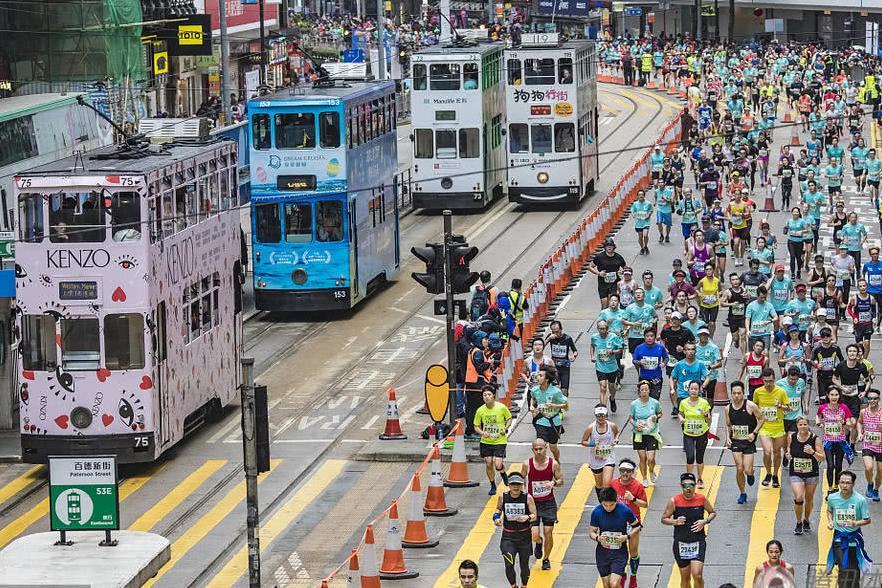 2019香港渣打马拉松开赛 数万跑者与叮叮车同