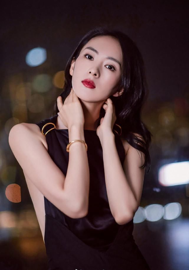 童瑶真是与众不同，穿黑色挂脖连衣裙像极了贵妇，气质优越好高级